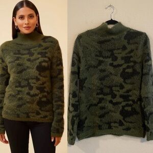 Fate DailyLook Women’s Sweater Small Green Camo Mock Neck Fuzzy Contemporary
